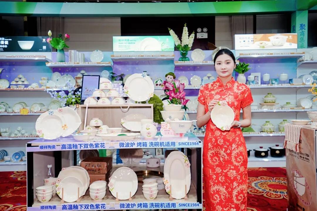 扑克之星亮相沉庆供给链订货会，爆款矩阵引爆合作热潮！
